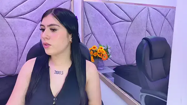 Victoria_14 on StripChat