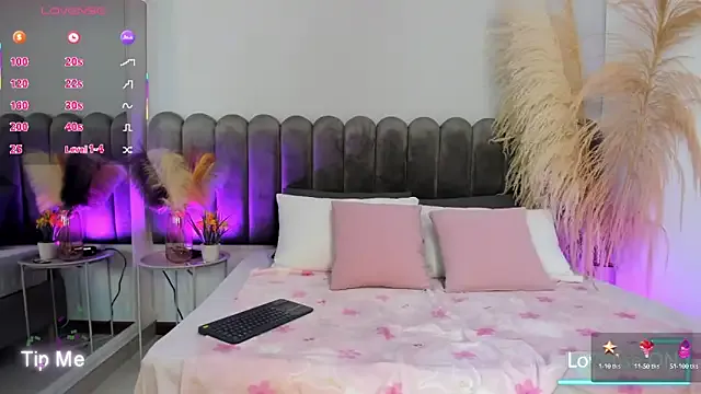 Viollet_xoxo on StripChat