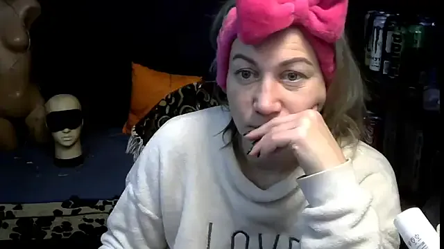 wLESLYMOSw on StripChat