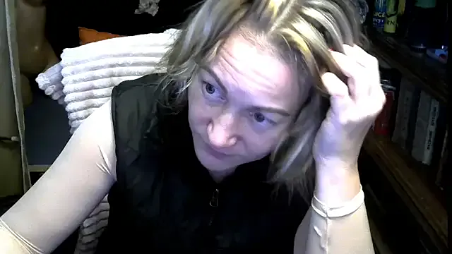 wLESLYMOSw on StripChat