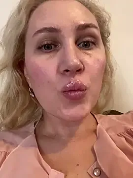 YourBlondee on StripChat