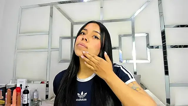 ZoeWan69 on StripChat