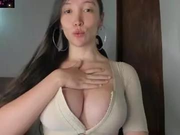 Get enchanted by the vitality and moves of our squirting, brunette and solo webcams. With their steamy costumes and masturbating shows, our gay-couples and nonude cam models are a sight to behold.