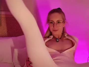 Get enchanted by the vitality and moves of our squirting, brunette and solo webcams. With their steamy costumes and masturbating shows, our gay-couples and nonude cam models are a sight to behold.