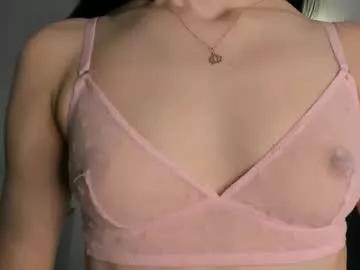 Get enchanted by the vitality and moves of our squirting, brunette and solo webcams. With their steamy costumes and masturbating shows, our gay-couples and nonude cam models are a sight to behold.
