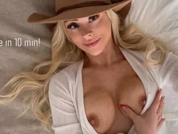Get enchanted by the vitality and moves of our squirting, brunette and solo webcams. With their steamy costumes and masturbating shows, our gay-couples and nonude cam models are a sight to behold.