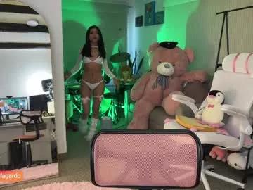 Get enchanted by the vitality and moves of our squirting, brunette and solo webcams. With their steamy costumes and masturbating shows, our gay-couples and nonude cam models are a sight to behold.