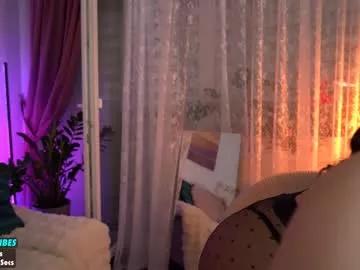 Get enchanted by the vitality and moves of our squirting, brunette and solo webcams. With their steamy costumes and masturbating shows, our gay-couples and nonude cam models are a sight to behold.
