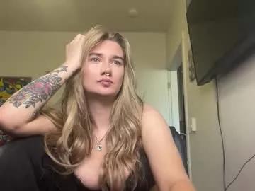 Get enchanted by the vitality and moves of our squirting, brunette and solo webcams. With their steamy costumes and masturbating shows, our gay-couples and nonude cam models are a sight to behold.