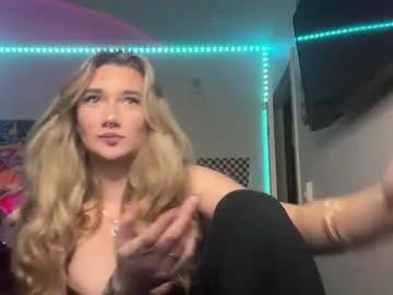 Get enchanted by the vitality and moves of our squirting, brunette and solo webcams. With their steamy costumes and masturbating shows, our gay-couples and nonude cam models are a sight to behold.