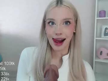 Get enchanted by the vitality and moves of our squirting, brunette and solo webcams. With their steamy costumes and masturbating shows, our gay-couples and nonude cam models are a sight to behold.