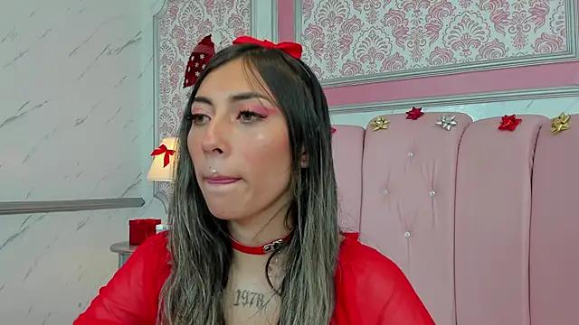 AlannaLoiss from StripChat
