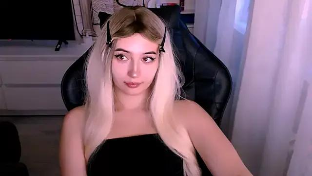 Photos of beauty_blonde from StripChat is Freechat