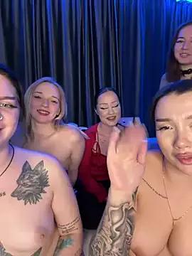 Get enchanted by the vitality and moves of our squirting, brunette and solo webcams. With their steamy costumes and masturbating shows, our gay-couples and nonude cam models are a sight to behold.